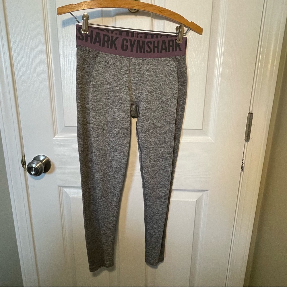 Gymshark Women's‎ Seamless Elastic Leggings Gray With Purple Waistband Size M